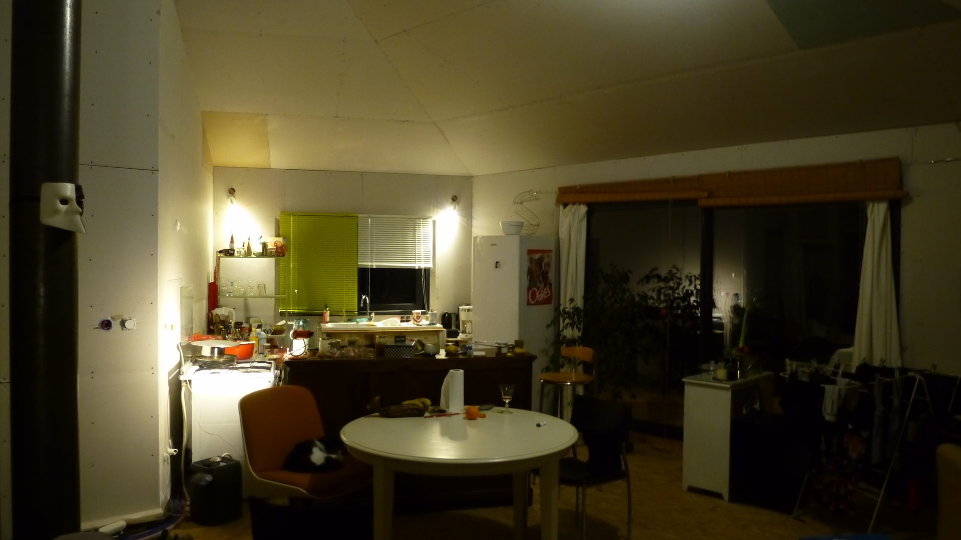 Intérieur fini : cuisine ouverte sur la pièce de vie, plafond en bois clair.