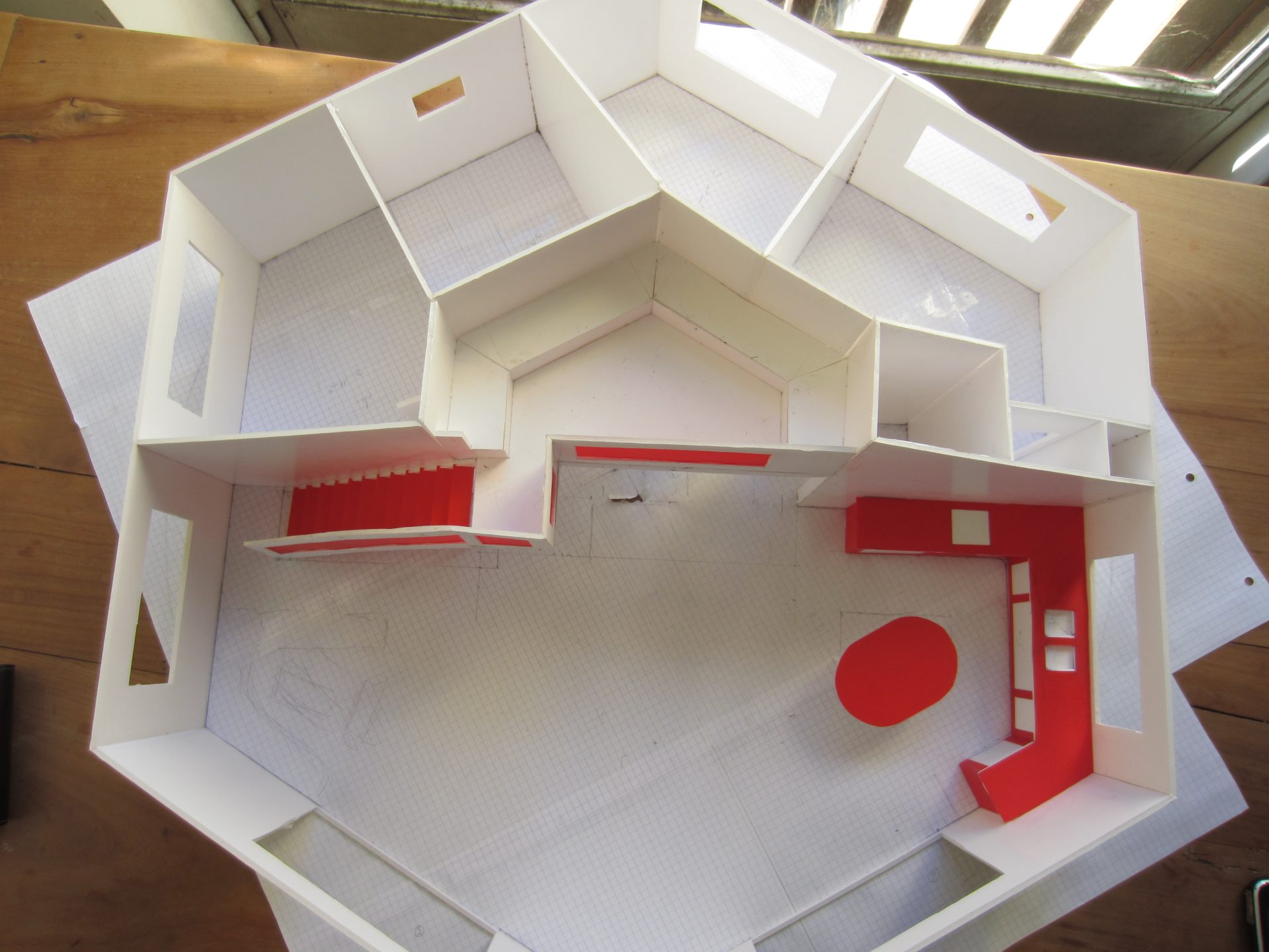 La même maquette vue de dessus sous un angle différent, laissant voir la profondeur des pièces.